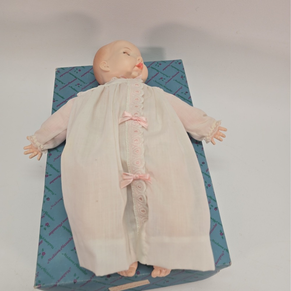 Madame Alexander Doll Victoria 3746 Eyes Open And Close